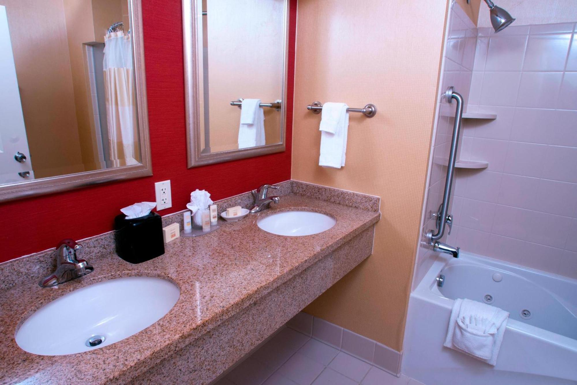 Courtyard Hotel 3*