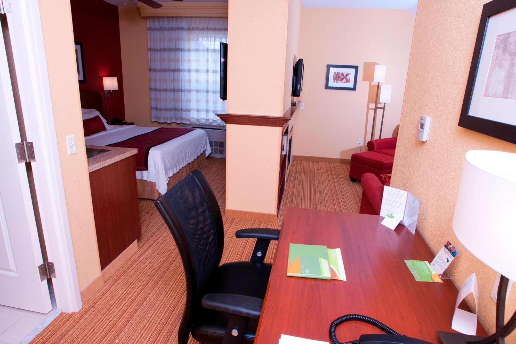 Courtyard Hotel 3*